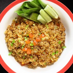 ข้าวเหนียวผัดกระเทียมไข่แดงเค็ม