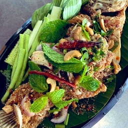 ปลากะพงทอดราดน้ำตก