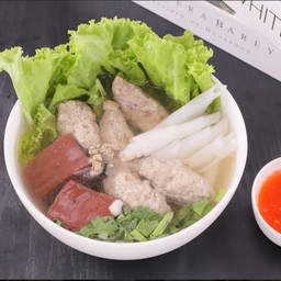 เกาเหลาหมูล้วนผักกาดหอมเส้นก๋วยจั๊บ(พิเศษ)