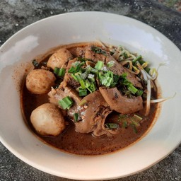 ก๋วยเตี๋ยวหมูตุ๋นน้ำตก