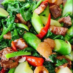 คะน้าหมูกรอบ