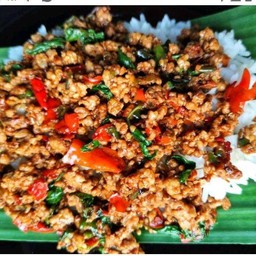 ข้าวกะเพรา หมูสับ พริกสดและพริกขั่ว