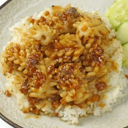 ข้าวปลาหมึกผัดกระเทียมพริกไทย