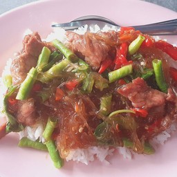 ข้าวกระเพราหมูชิ้น+วุ้นเส้น