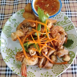 ทะเลทอดกระเทียม กุ้ง ปลาหมึก ปลา