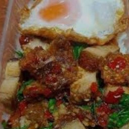 กระเพราหมูกรอบไข่ดาว