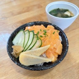 ข้าวหน้าแซลมอนซอสสไปซี่