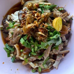 ก๋วยเตี๋ยวไก่รอรัก(ไก่ตุ๋นสาขาอ่อนนุช46 ดาราฉาย)