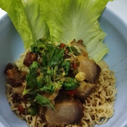 บะหมี่กระเพราหมูกรอบ