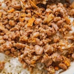 ข้าวหมูสับแดดเดียวโรยกระเทียมเจียวหอม