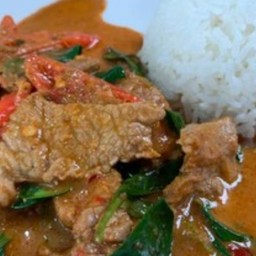 ข้าวผัดพริกแกงเนื้อ