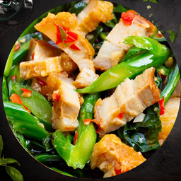 คะน้าหมูกรอบ(crispy pork and kale )