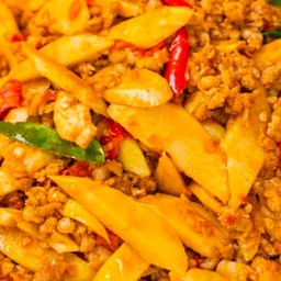 ผัดพริกแกงหน่อไม้ (กับข้าว)