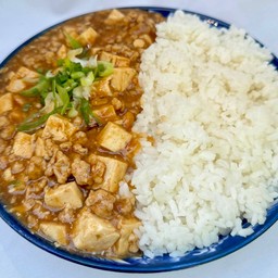 Mabotofu (เต้าหู้ผัดสไตล์เสฉวน) เสริฟ์พร้อมข้าวญี่ปุ่น.   (แนะนำ)