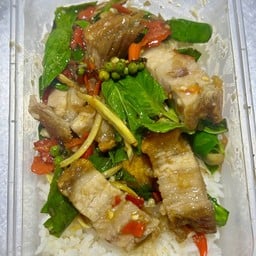 ข้าวหมูกรอบผัดฉ่า