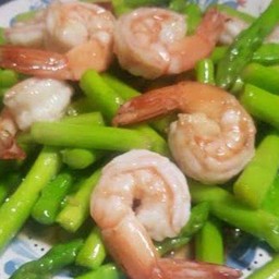ผัดกุ้งน้ำมันหอยยอดหน่อไม้ฝรั่งราดข้าว