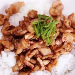 ข้าวกล่อง+หมูกระทียมพริกไทย