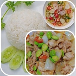 ข้าว  หมูชิ้นผัดกะปิสะตอ