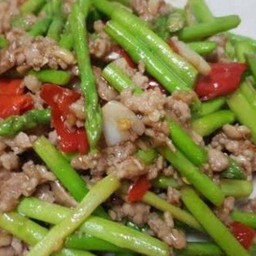ผัดหมูสับน้ำมันหอยยอดหน่อไม้ฝรั่งใส่พริกราดข้าว