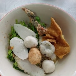 เกี๊ยวปลาแห้งต้มยำ
