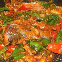 ข้าวกะเพราปลากระป๋อง