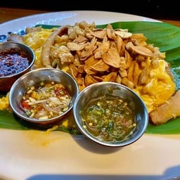 คอหมูคั่วไข่