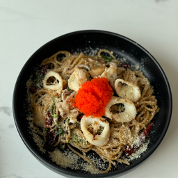 สปาเกตตีผัดพริกแห้งปลาหมึก ไข่กุ้ง