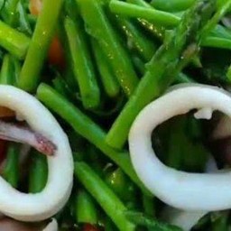 ผัดน้ำมันหอยปลาหมึกยอดฝรั่งราดข้าว