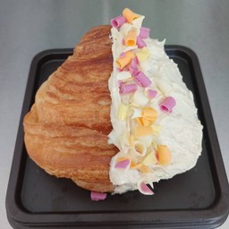 ครัวซองเคลือบไวท์ช็อคโกแลต