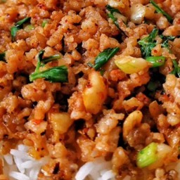 [อร่อยซ่ากับโค้ก] ข้าวราดหมูสับผัดพริกป่น +  โค้ก ออริจินัล (กระป๋อง) 