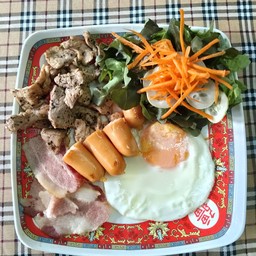 [อร่อยซ่ากับโค้ก] ชุดอาหารเช้า ไข่ดาว ไส้กรอก เบคอล +  โค้ก ไม่มีน้ำตาล (ขวด) 
