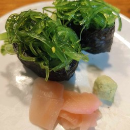 ข้าวปั้นหน้ายำสาหร่าย Hiyashi Wakame Sushi