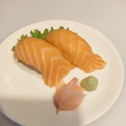 ข้าวปั้นหน้าแซลมอน