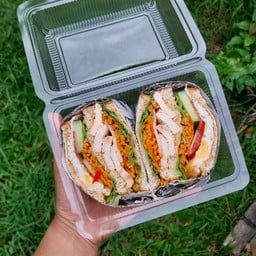 [อร่อยซ่ากับโค้ก] แซนวิชอกไก่+ไจ่ดาว +  โค้ก ออริจินัล (กระป๋อง) 