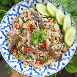 ข้าวผัดปลาทูใส่ชะอม