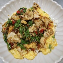 ข้าวกะเพราหมูชิ้นราดไข่ข้น