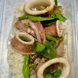 ข้าวปลาหมึกผัดพริกขี้หนู
