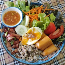 [อร่อยซ่ากับโค้ก] ชุดสลัดไข่ยางมะตูม ไส้กรอก หมูสลับ +  โค้ก ไม่มีน้ำตาล (ขวด) 