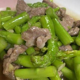 ผัดหน่อไม้ฝรั่งหมูชิ้นน้ำมันหอยราดข้าว