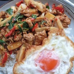 ข้าวกล่อง+กะเพราหมูชิ้นหน่อไม้เหลือง
