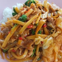 กะเพราหน่อไม้ราดข้าว