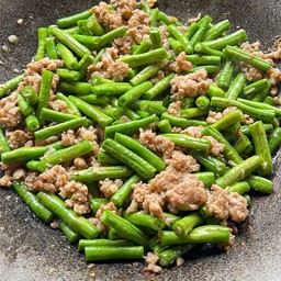 ข้าวถั่วฝักยาวผัดน้ำมันหอย+หมูสับ