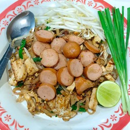 ผัดไทยไส้กรอกไก่หนังกรอบ