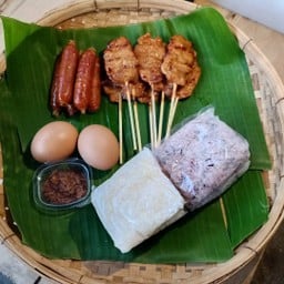 หมูปิ้ง 10 ไม้ ไส้อั่ว 5 ชิ้น ไข่ปิ้ง 2 ฟอง ข้าวเหนียว 4 ห่อ แจ่ว 1 กระปุก