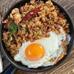 ข้าวไก่กรอบซอสน้ำปลา@หมูทอด พี่เต้