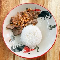 ผัดกระเทียมราดข้าว.