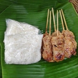 หมูปิ้งนมสด 6 ไม้ ข้าวเหนียว 2 ห่อ