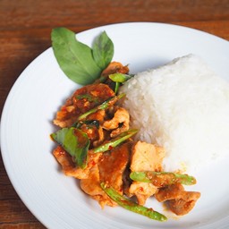 ข้าวผัดพริกแกงถั่วฝักยาว-หมูชิ้น