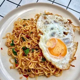 มาม่าผัดกระเพรา มาม่า 2 ก้อน