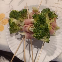 บล็อคโคลี่พันเบคอน